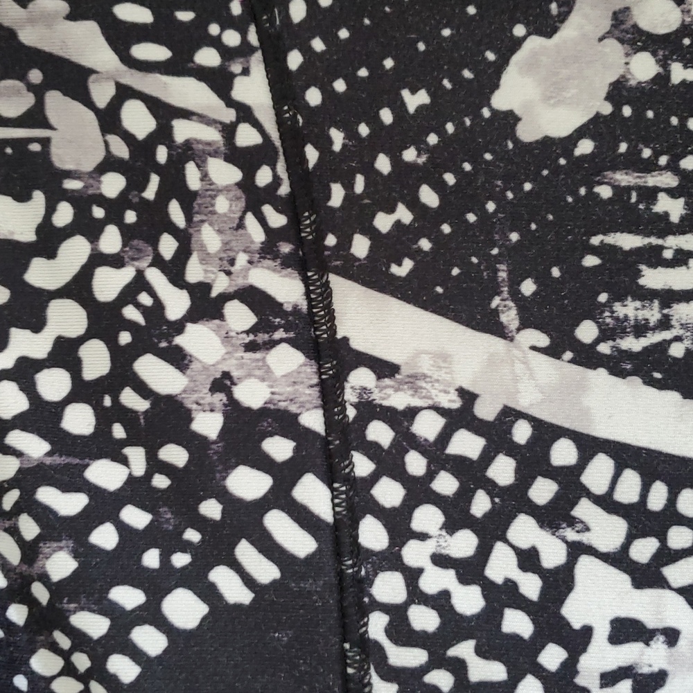 Lululemon Black and White Women's Leggings - Picture 3 of 5